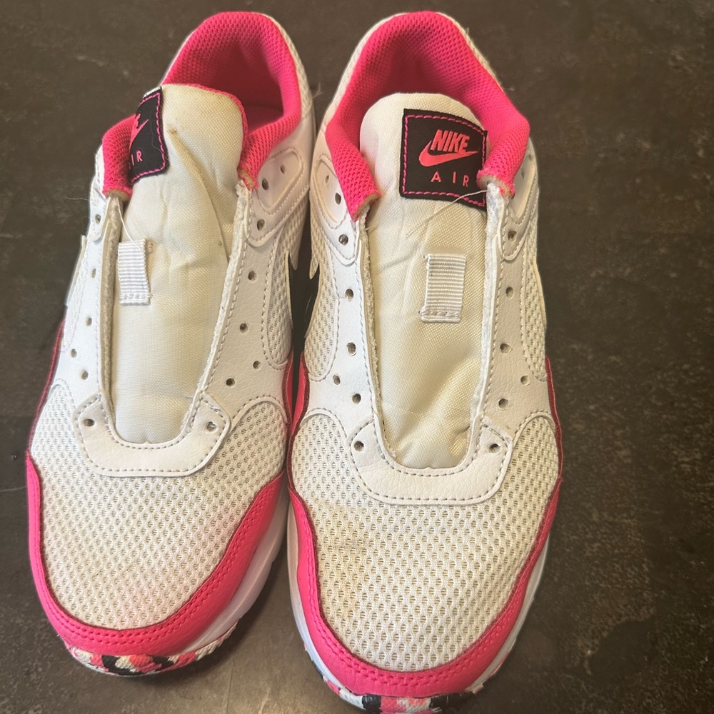 Women size (7) Air Max 1 white, pink, and black sneaker.